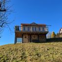 Um chalé acolhedor na montanha com uma vista pitoresca do topo da colina no Sudeste da Estíria, Áustria